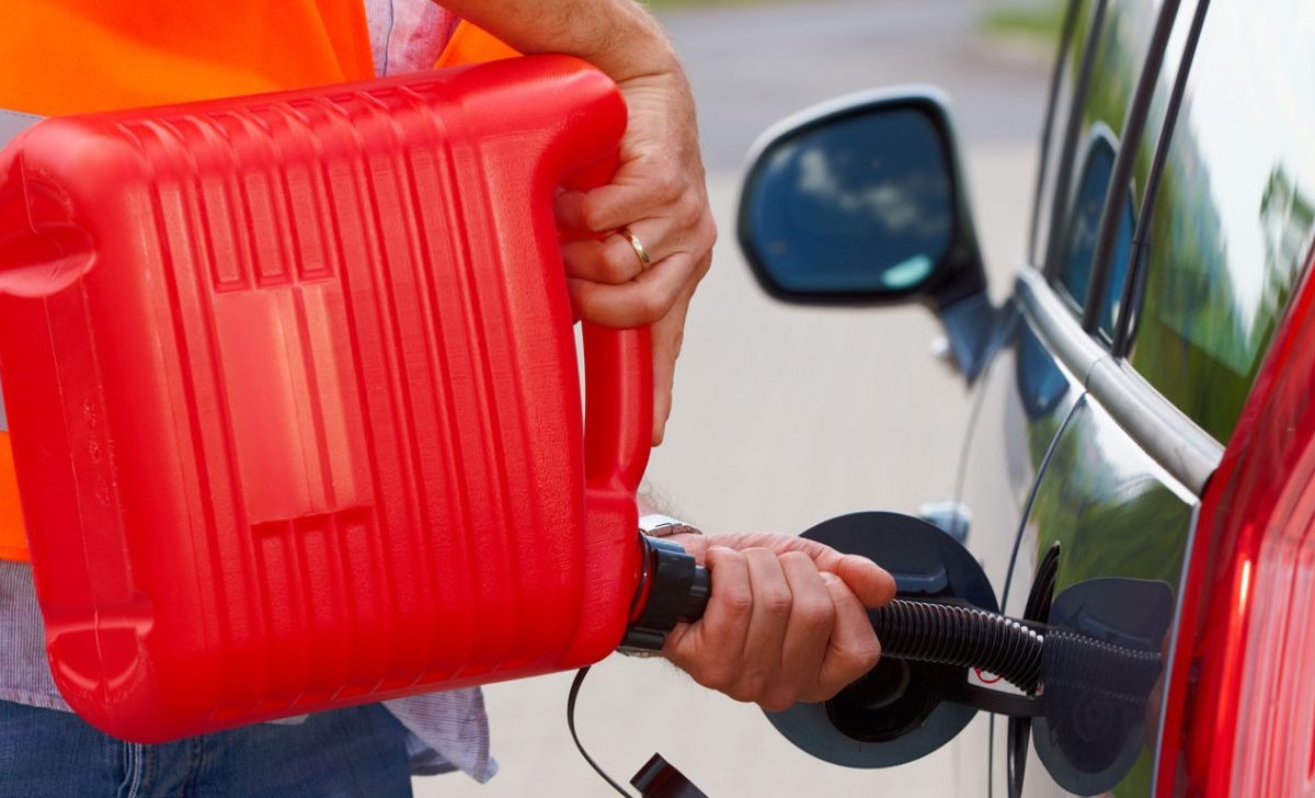 ¿Me pueden multar por quedarme sin gasolina?