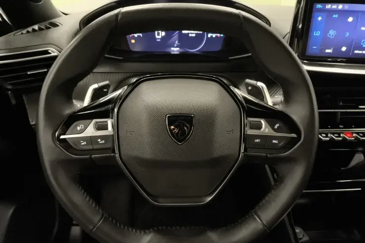 7 Volante y cuadro de mandos del Peugeot 2008 de segunda mano