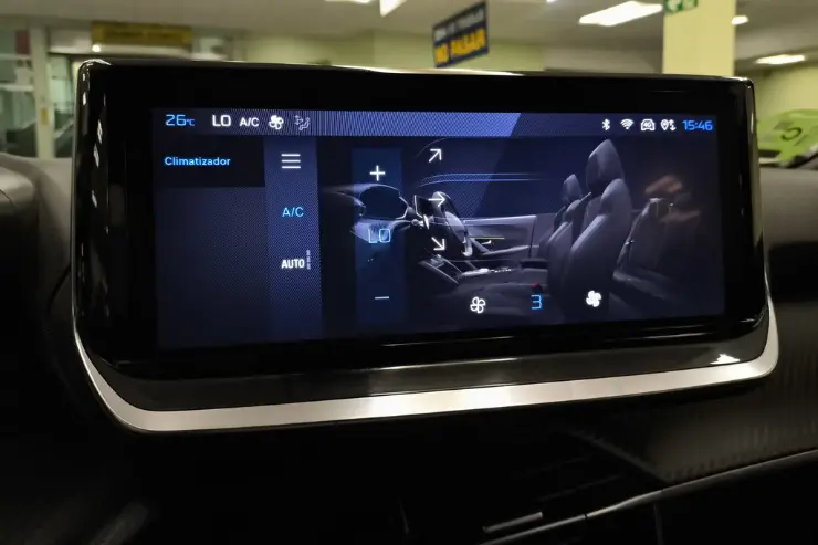8 Pantalla de infoentretenimiento del Peugeot 2008 de ocasión