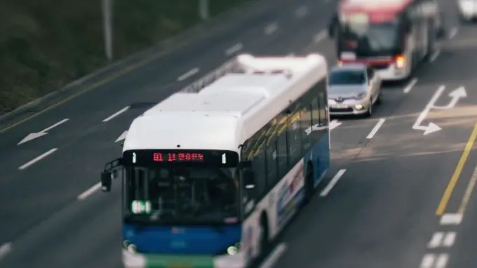 Autobús circulando por la autopista