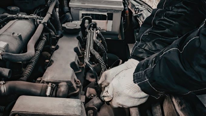 Diseno-sin-titulo-2026-02-20T093609.017 Mecánico cambiando los inyectores