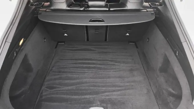 Maletero amplio para poder dormir bien tumbando los asientos