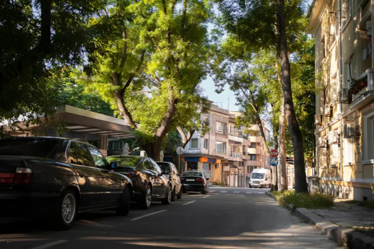 ciudad_coches-1 Calle de una ciudad con coches
