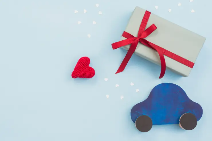 Dibujo de un coche sin detalle con un regalo encima