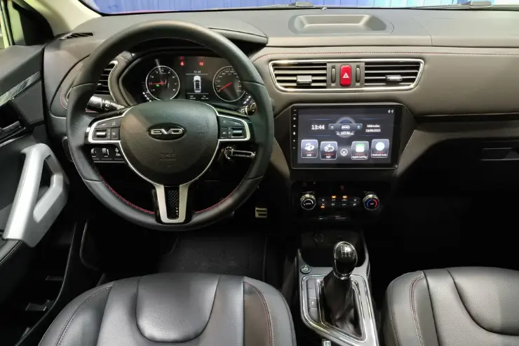 evo_interior Volante y cuadro de mandos del coche EVO de ocasión