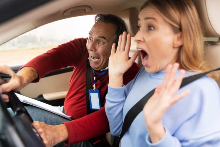 Examinador controlando el volante del coche para evitar un accidente