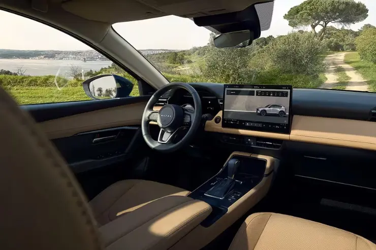 interior_mazda Interior del coche Mazda híbrido