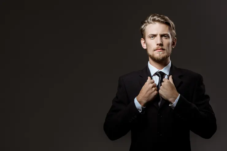 Joven cogiéndose la chaqueta negra