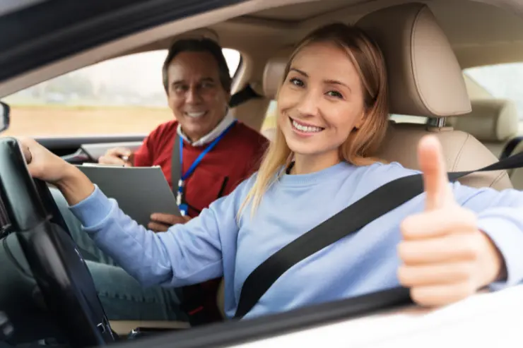 Joven que ha aprobado el examen de conducir