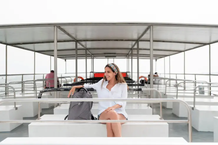 mujer_vijando_ferry-1 Mujer viajando en ferry