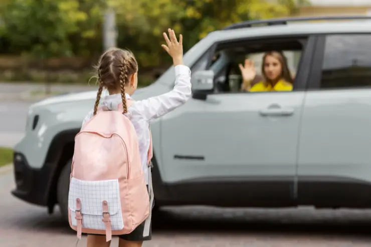 nina_madre_coche Niña saludando a su madre en un coche de segunda mano