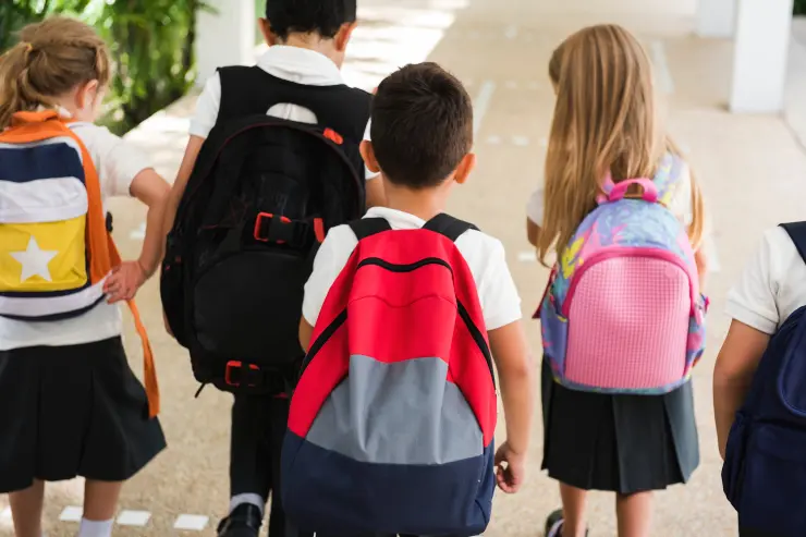 ninos_escuela Niños de primaria de espaldas