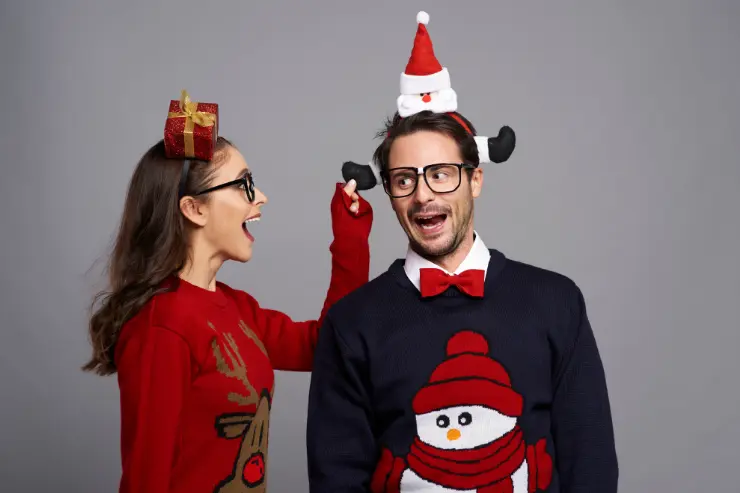Pareja divertida con adornos navideños