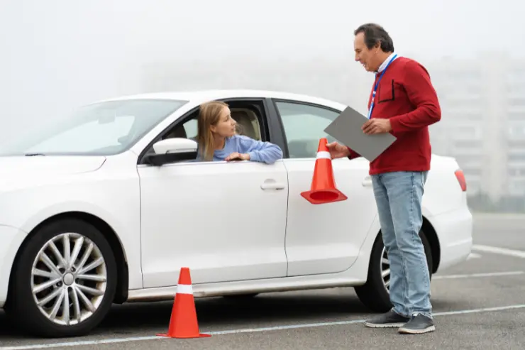 Examinados con conos preparando el exámen de conducción