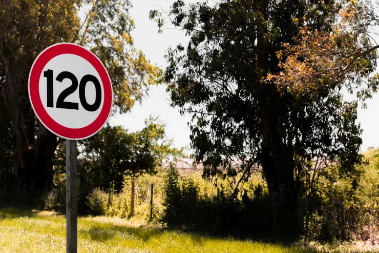 Señal de velocidad en una carretera