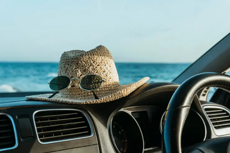 sombrero-playa-coche Viaja a la playa en coche