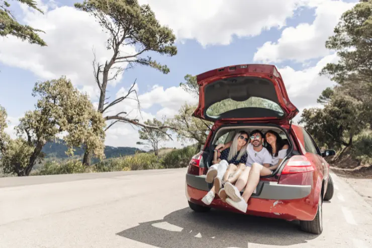 viaje-coche-amigos Amigos en el maletero de su coche de ocasión